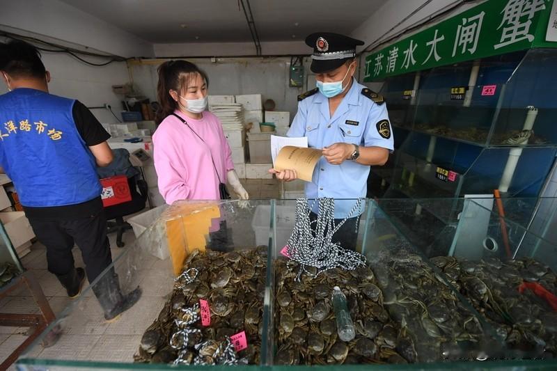 南京有法院开展助力诚信债务人清偿债务的司法变卖直播。债务人从事螃蟹养殖，却连年亏