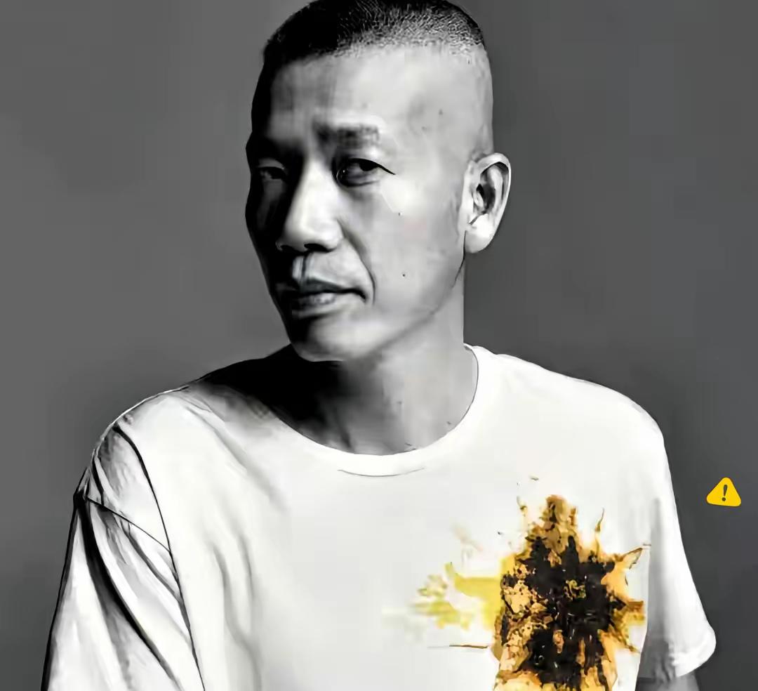 艺术家蔡国强早年的作品《为外星人作的计划：长城延长一万米》近日再引争议，其创作方