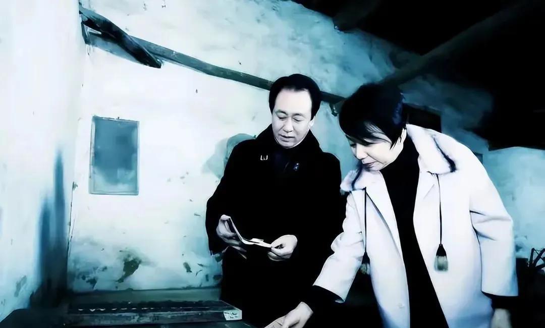 《惊天藏富！许家印前妻伦敦狂购33套豪宅，5亿资产仅是冰山一角，债主怒斥：百亿分红去哪了？》