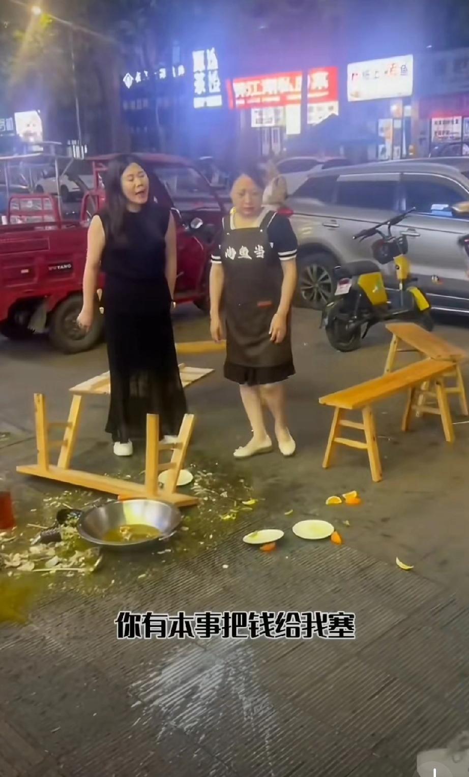 大妈在火锅店丢了钱，认为钱被火锅店收走了！因未能及时调取监控，大妈生气在店里打砸