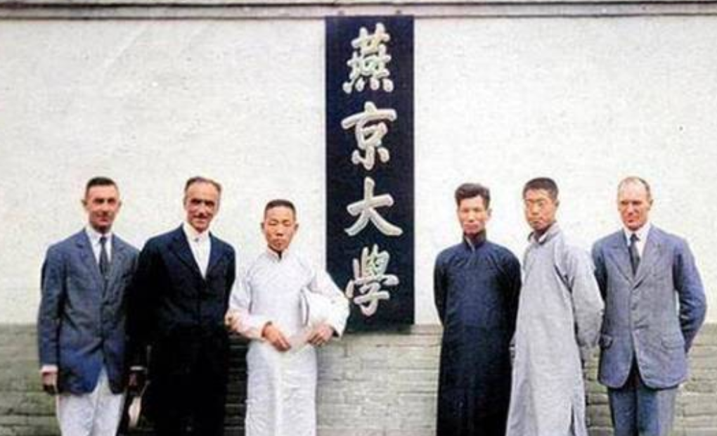 为了创建<em>燕京大学</em>，司徒雷登往返于美国与中国之间，到处求人募捐。然而新中国成立以后