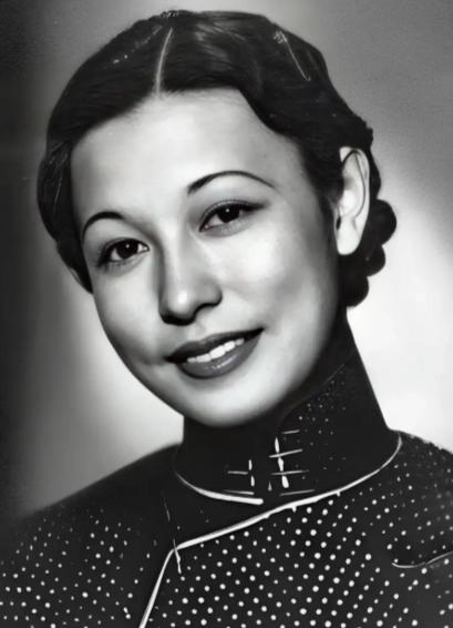 1943年，郭婉莹难产住院，可她的丈夫却在寡妇家里过夜，出院后，郭婉莹精心打扮了