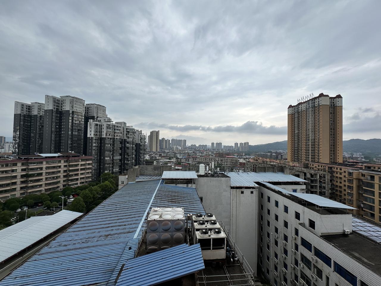县城充电站怪象，一个充电站3个充电桩，总共6个充电枪，其中3个充电枪坏的（一直无