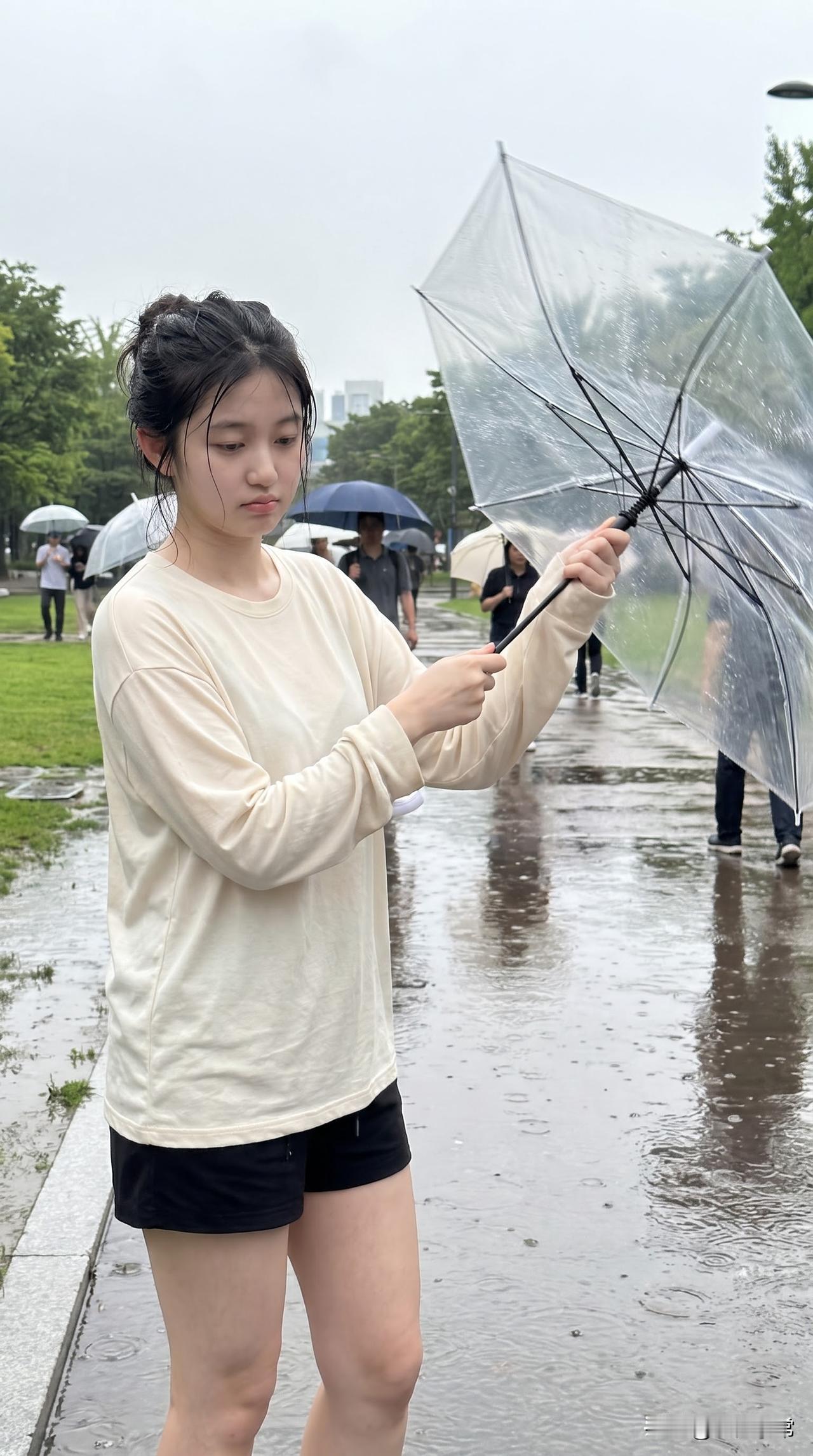 感谢天空送来的一场雨，让我猝不及防，并且损失一把雨伞[捂脸哭][捂脸哭]好看，舒适，