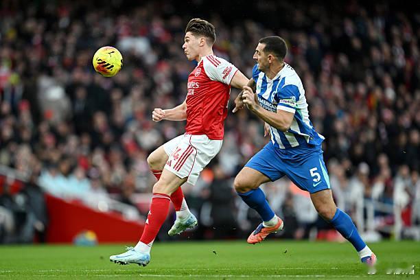 阿森纳vs布莱顿第2分钟，约克雷斯错失良机，他绵软无力的垫射被韦尔布鲁根扑住。