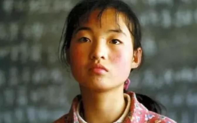 1999年，张艺谋捧红了农村女孩魏敏芝。拍完戏后，魏敏芝想当明星，张艺谋却不同意