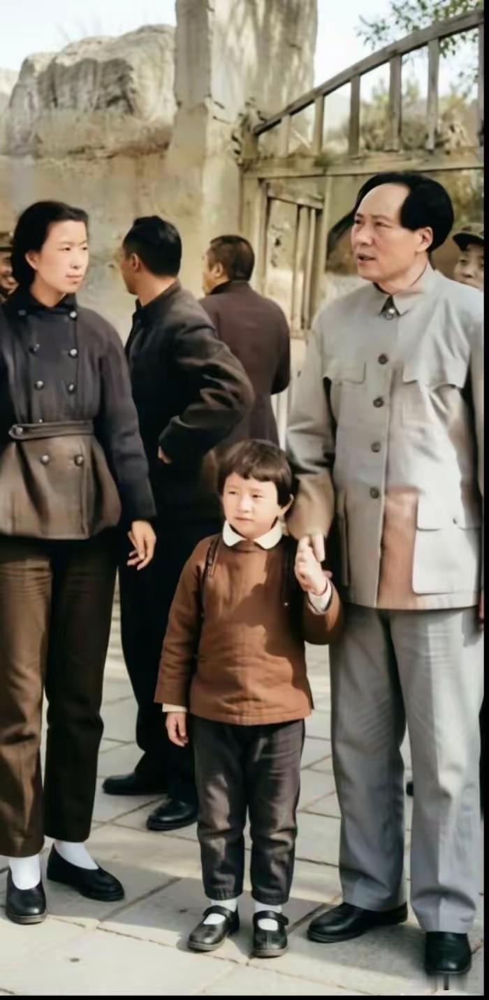 伟人不仅伟大在对国家的贡献，在家庭中也是温柔的陪伴，珍贵的亲情。他扛起家国
