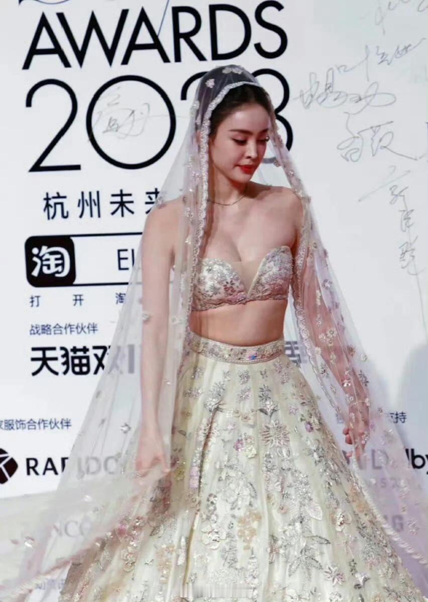 90斤的娜扎治好我的身材焦虑明明就是衣服尺码很小吧！现在很多快时尚品牌都只有小码
