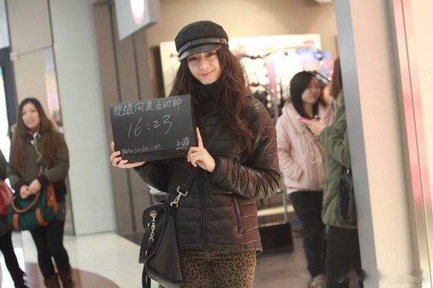 2011年在上海读大学时期的迪丽热巴街拍天然的美女就是经得起考古啊！好甜好美​