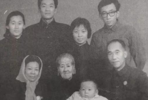 1950年，随着一夫一妻制的颁布，侯宝林召开家庭会议，看着泪流满面的妻子们，最