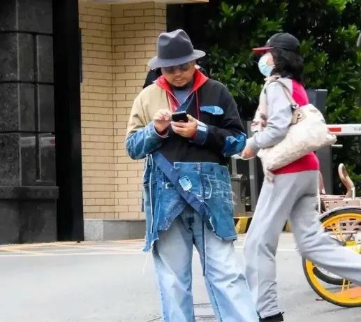 咱就说，徐峥这件"美国国旗T恤"，是真崇洋，还是被网友P图P出来的罪？52岁
