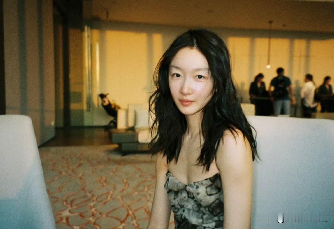 大家发现了吗周冬雨不红了一般明星两个人谈恋爱，要不然就是女方不红了甘愿为爱牺