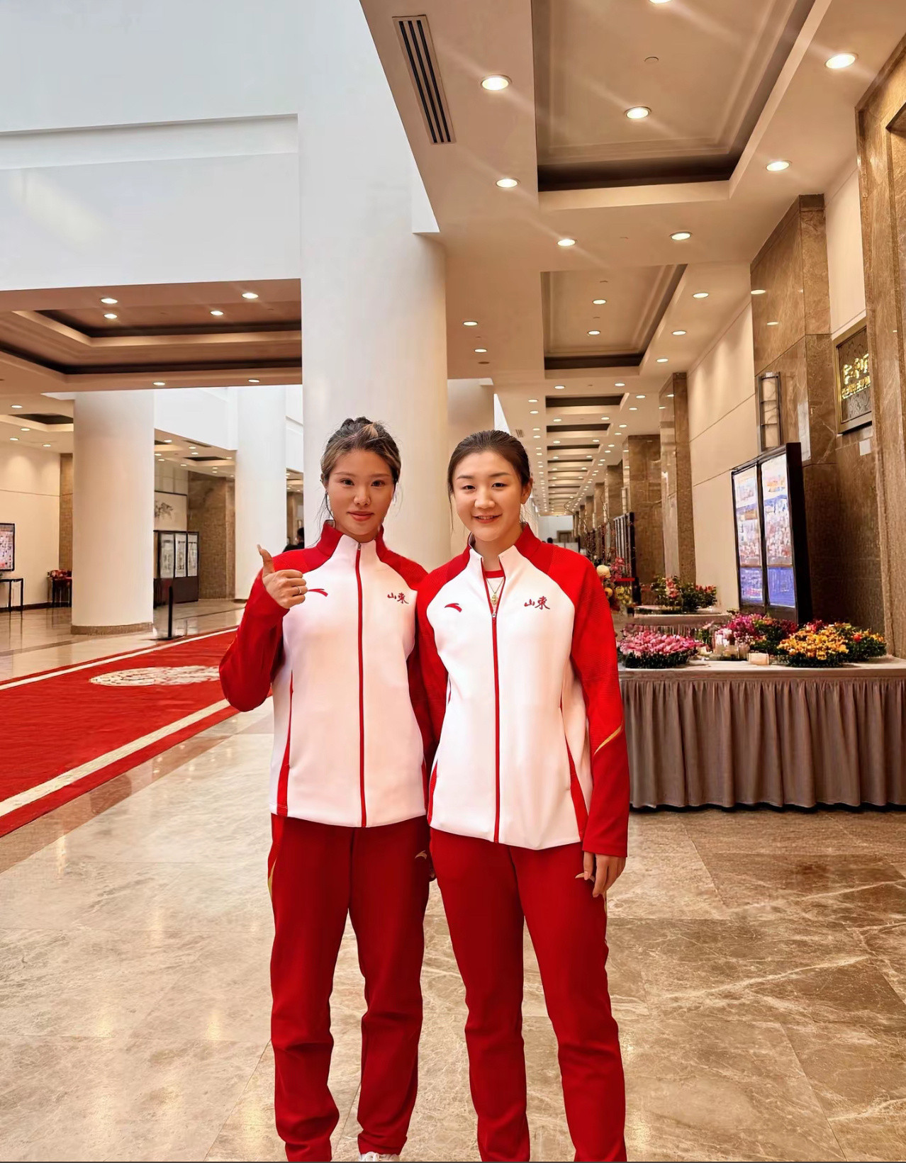 陈梦将参加山东省表彰大会📸：和皮艇张孟洋合照陈梦说自己成了一名有经验的运动员陈