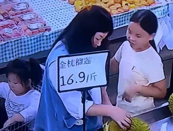 毫无底线！超市里有一女子，带着孩子沿着榴莲的摊位转了一圈，女子看了又看，之后上手