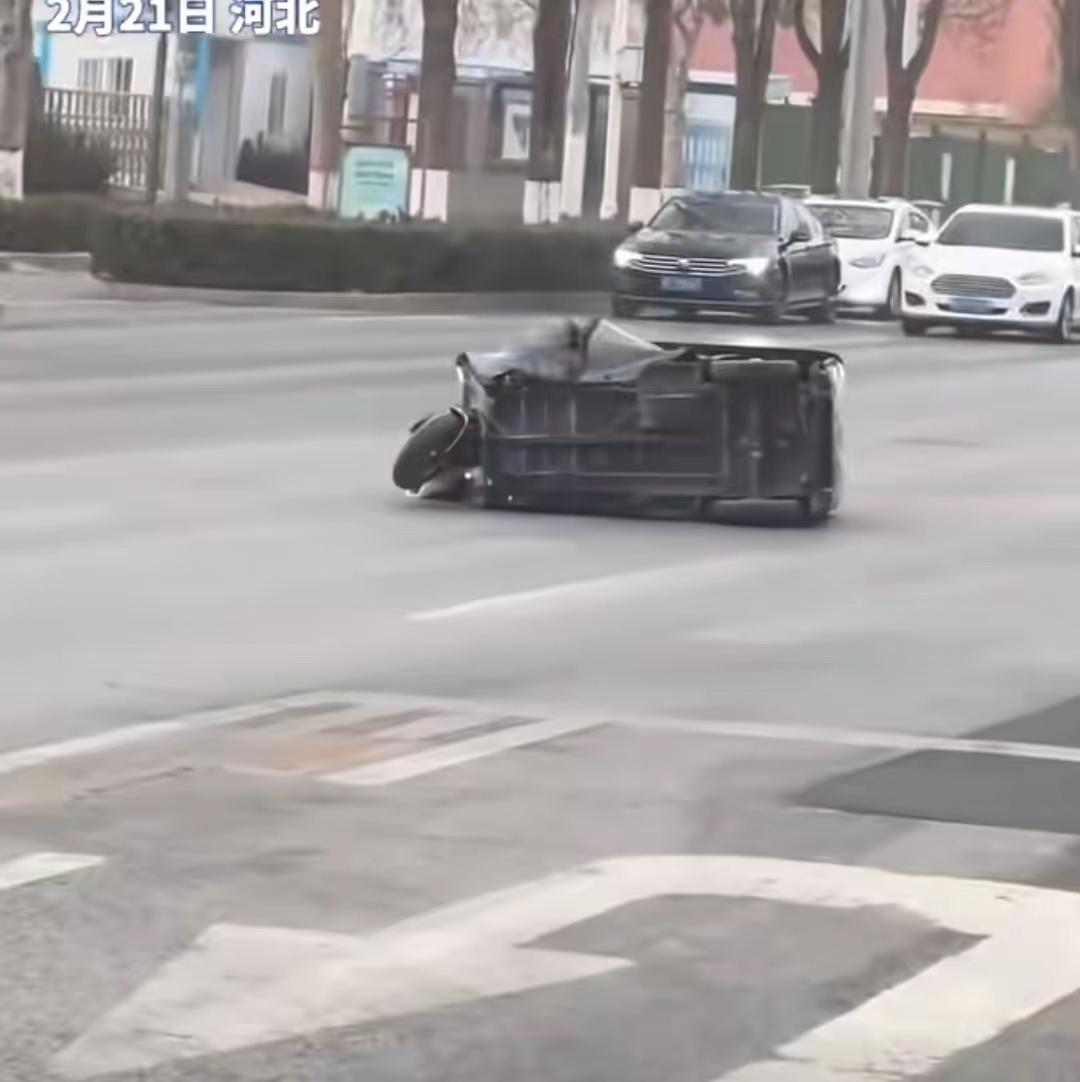 “厚德载物”具象化了！河北某路段一辆三轮车过马路时被风吹倒，各位司机默默停车等候