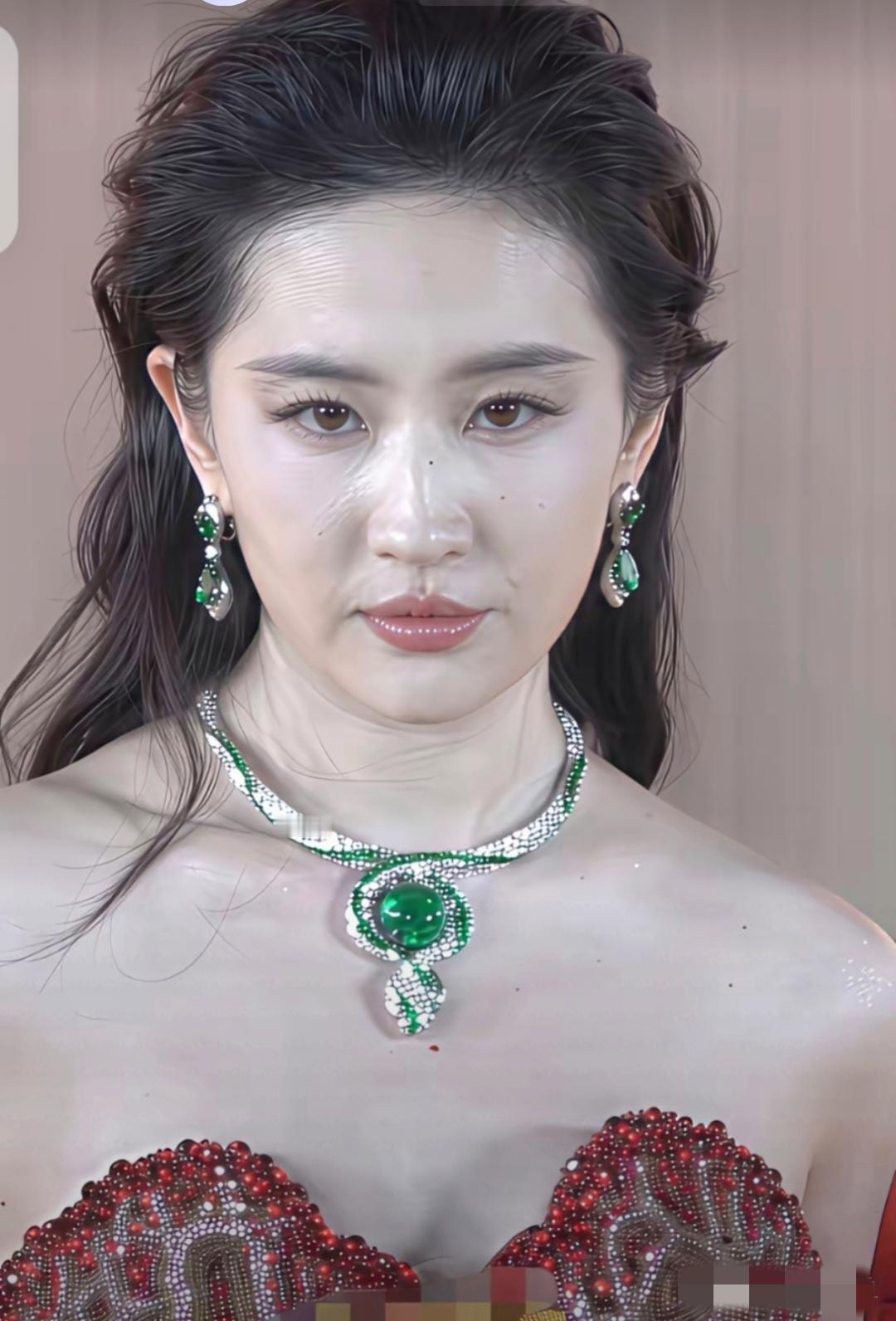 镜头中的刘亦菲身宽体胖，珠围翠绕，眉若墨画，睫毛长翘，颈纹堆叠，眼袋明显，面孔皱