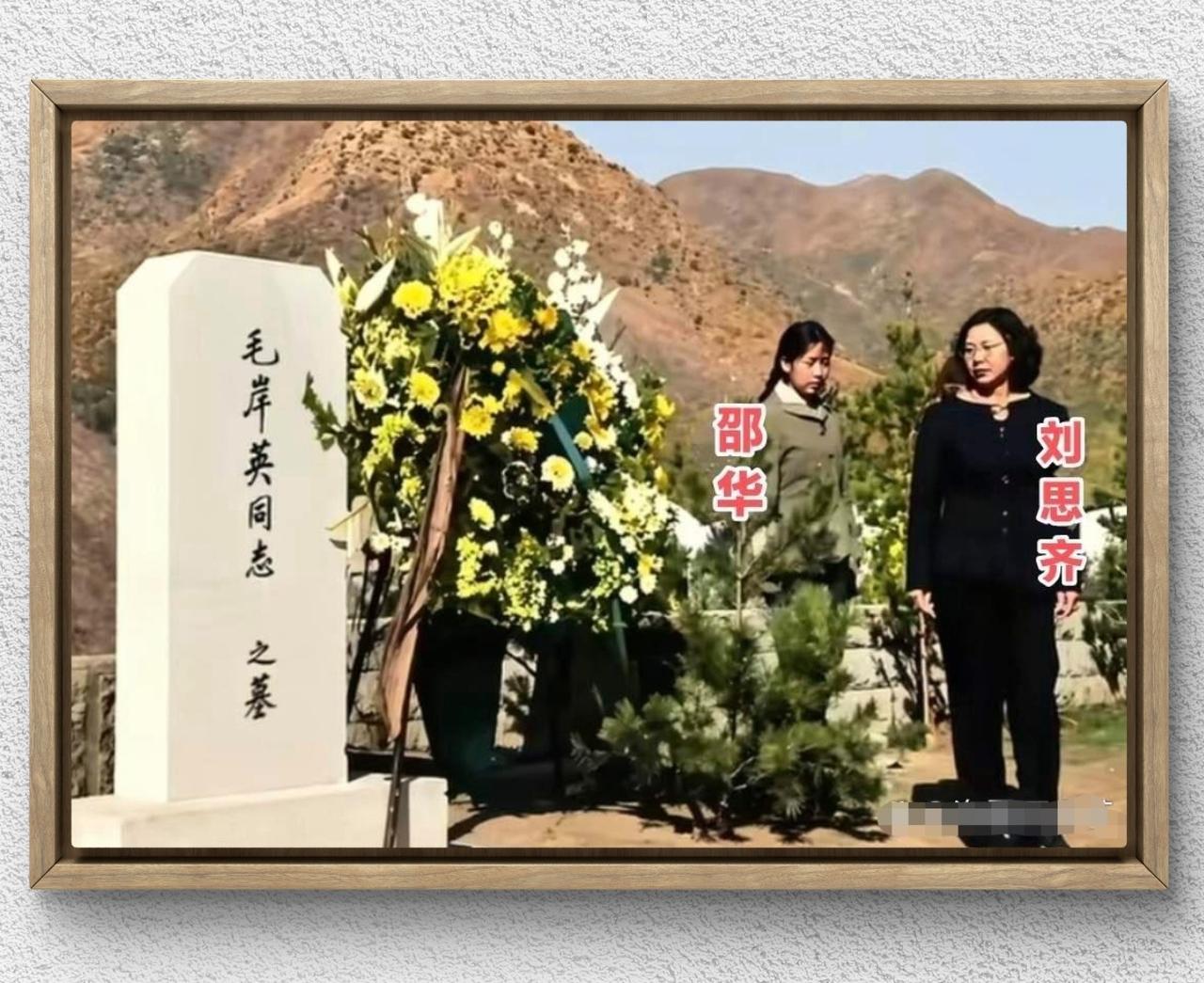 1959年，朝鲜平安南道，桧仓郡。一个二十六岁的中国女人，站在一座墓碑前，哭得站