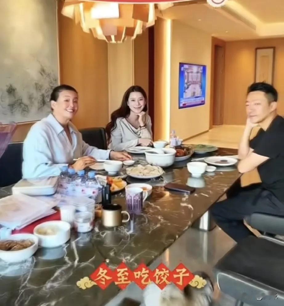 12月21日冬至张兰去儿子汪小菲家一起过冬至，老母亲带上了满满的爱意，有儿媳爱