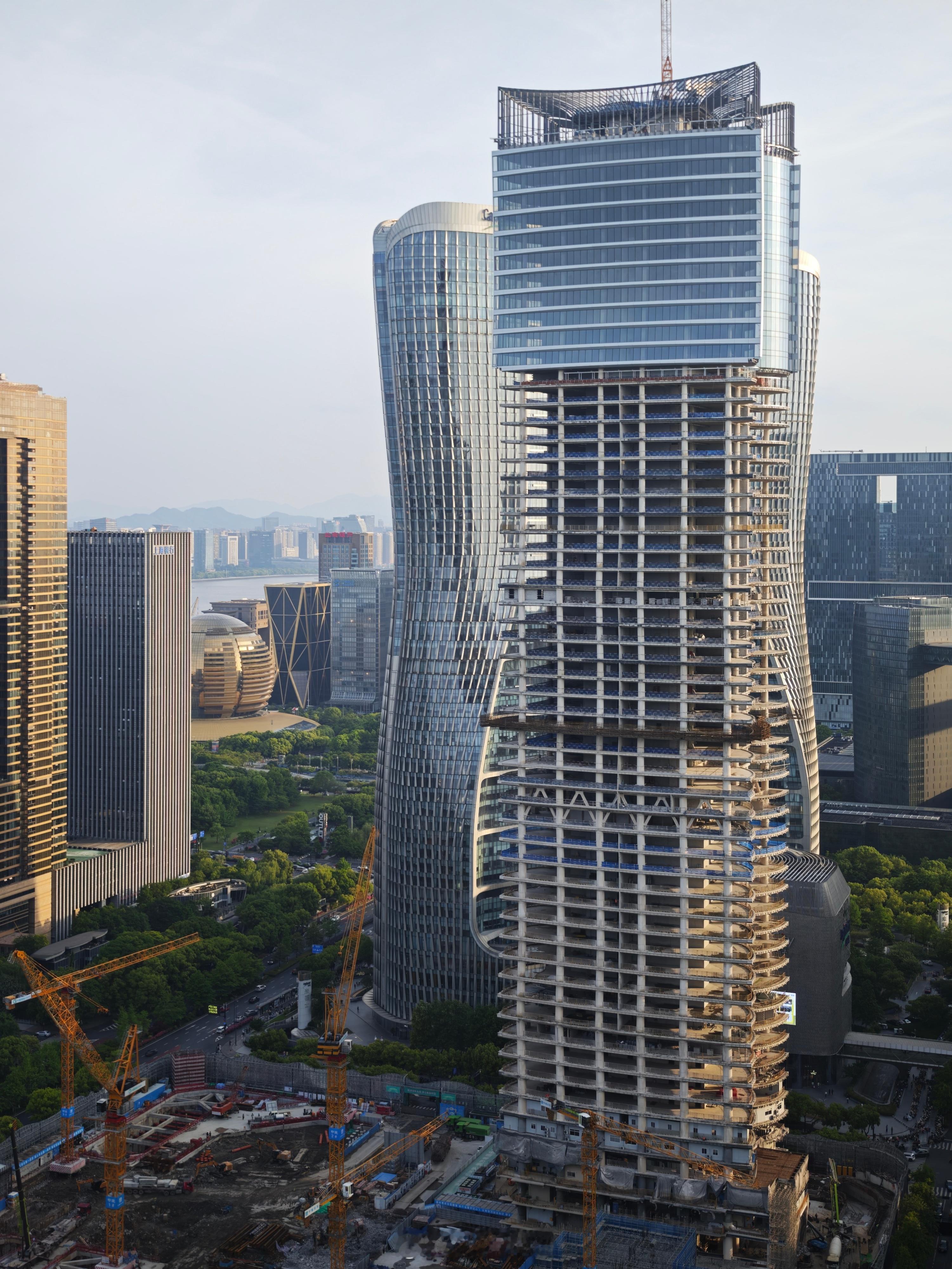 钱江两岸2026.5，好天气下可以看到杭州西站的摩天群。等古茗起来后，图1的视角