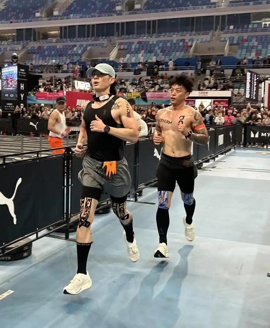 48岁吴建豪现身Hyrox北京站身材好到不像话，以前压根没人知道的硬核比赛，怎么突然王石郑恺全跑来参