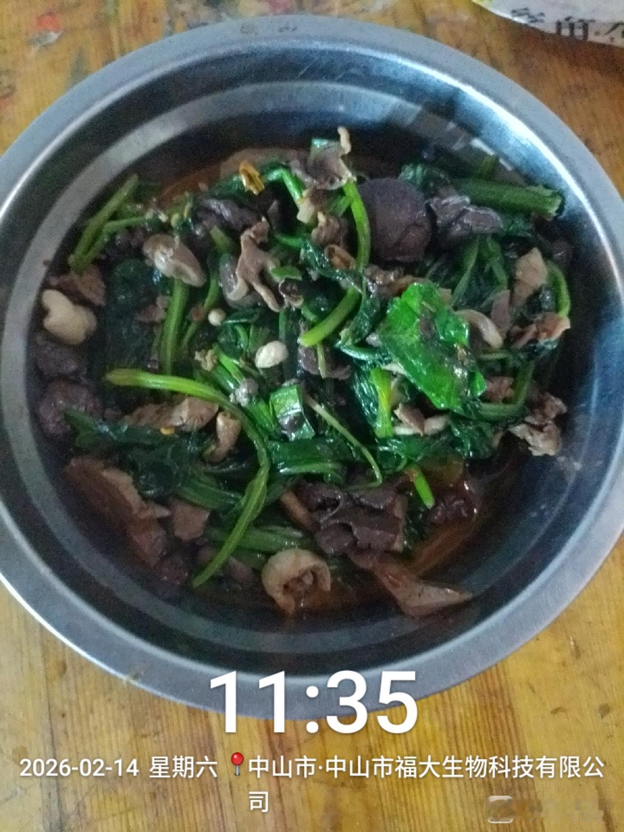 朋友前天买了3只老母鸡，放我住这里，昨天下午叫我给她杀了一只，还有两只，过一两天