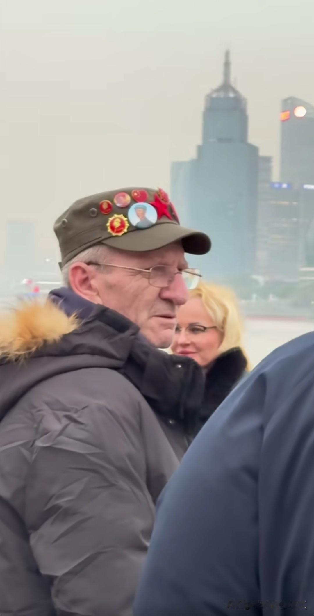 漂亮国老人，漂洋过海来魔都，头上戴满了教员的徽章！