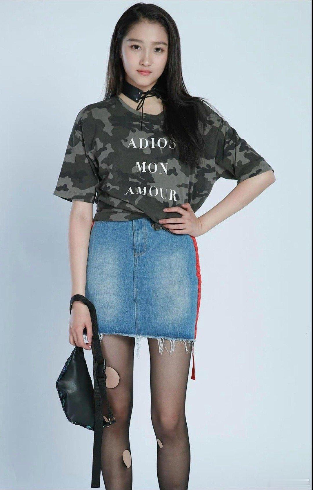 关晓彤丝袜破洞了仍照常穿着，这份节俭低调太圈粉！