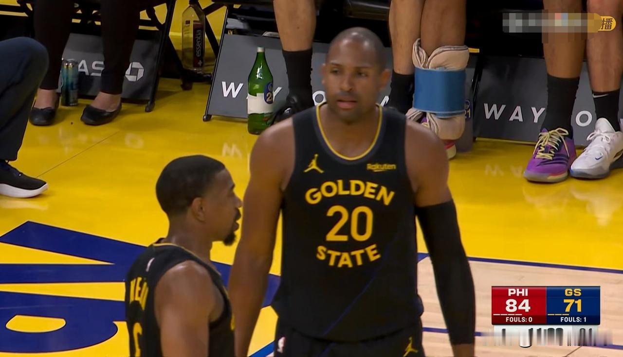 我忍不住要怒批勇士老将霍福德！在今天勇士主场以94：113输给76人的比赛中，霍