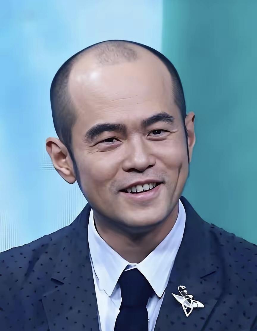 周杰伦脱发了？最近网上疯传周杰伦脱发的照片，还有人把他和光头的方文山拼在一起玩梗