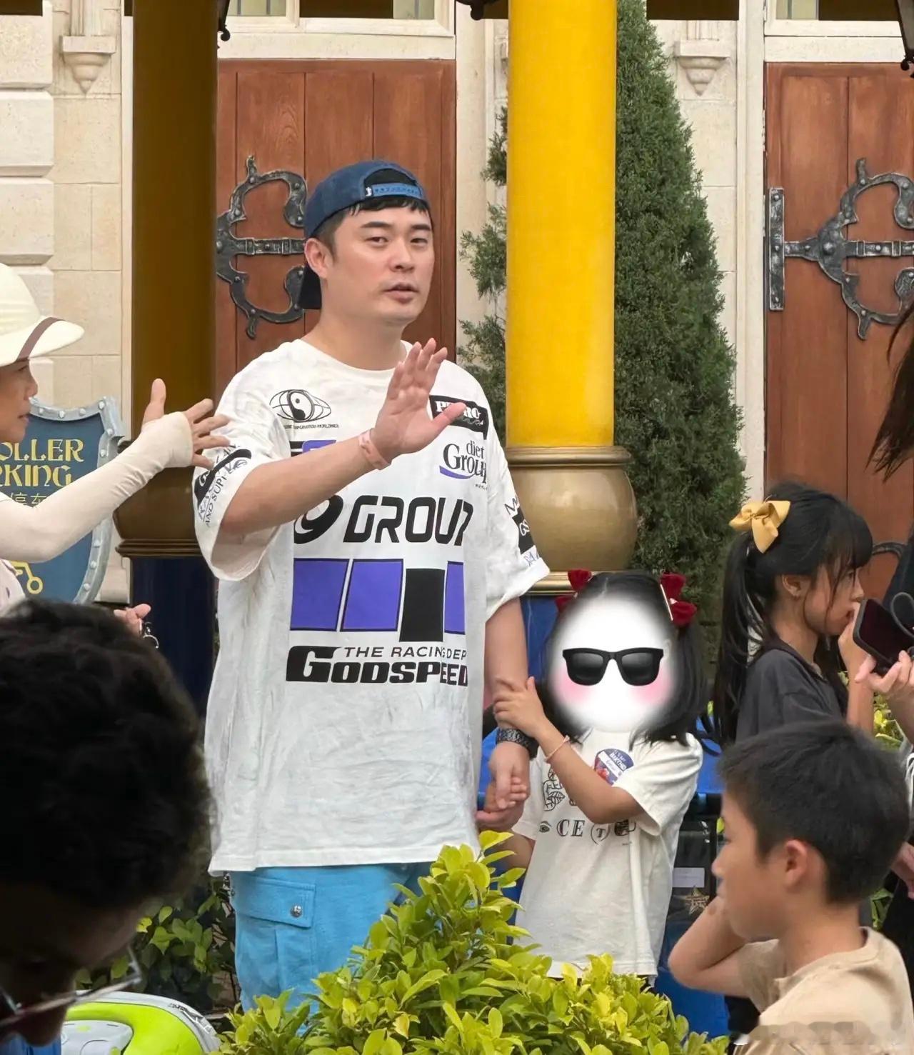 陈赫和老婆张子萱带着两个女儿现身新加坡环球影城，他看起来胖了一大圈，身材好圆润，