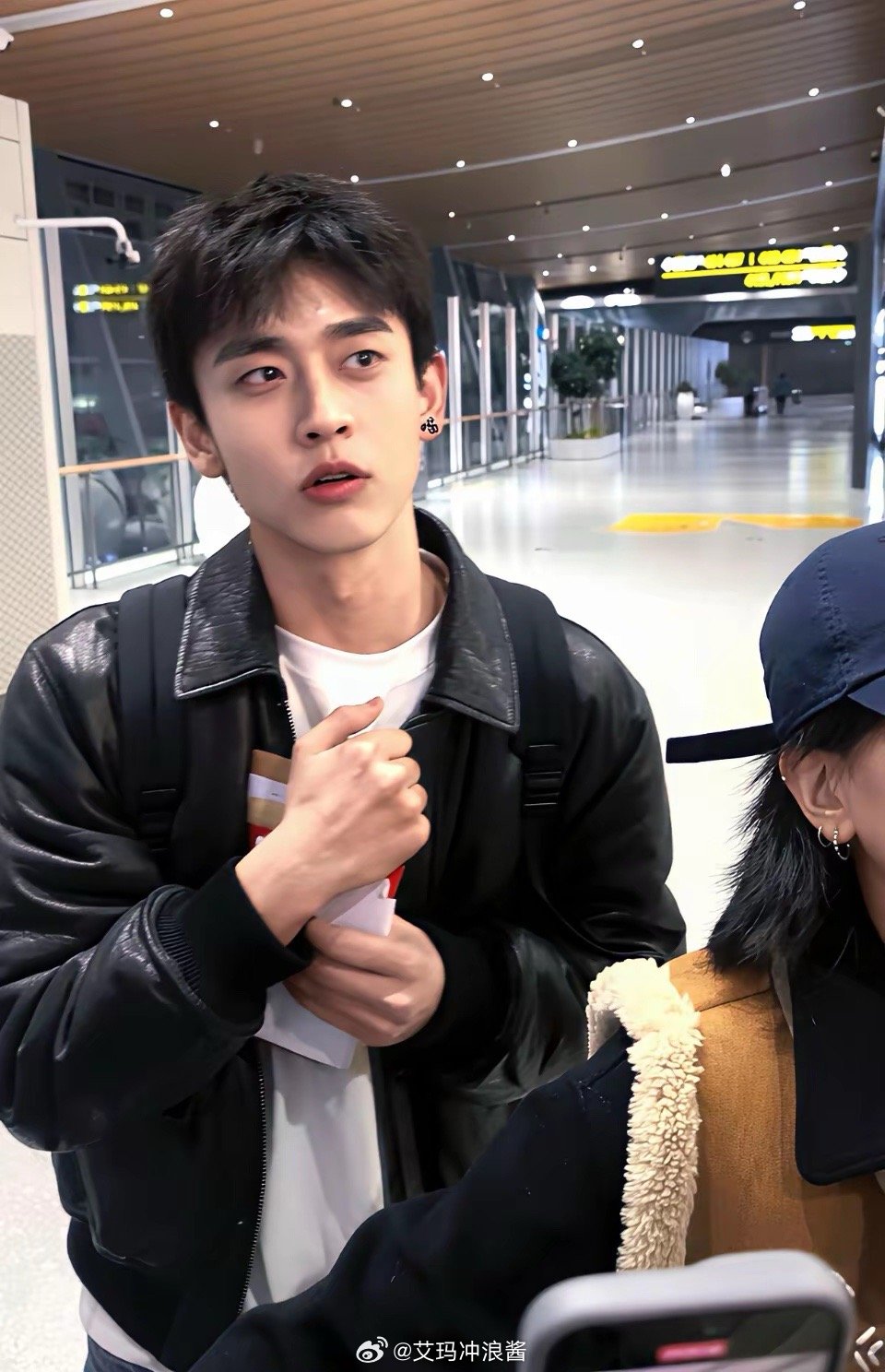 为啥他单眼皮还给人一种浓眉大眼的感觉？