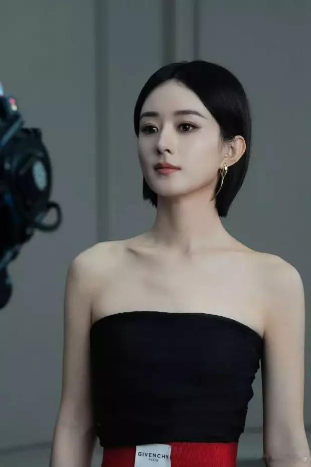 赵丽颖一组短发搭配黑西装外套大片释出，眼神犀利，女王气场十足。​​​