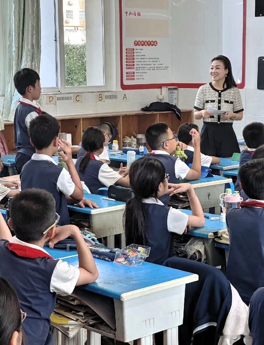 上学那会真的全是趣事😂上课偷吃辣条，同桌帮我望风，结果老师一来他慌得把辣条