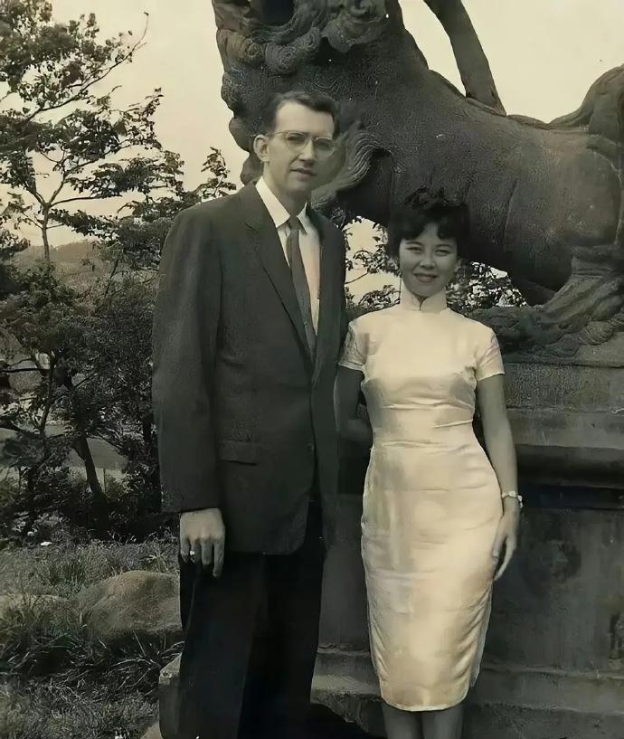 费翔父母，一张罕见的留影，这张照片拍摄于上世纪60年代初期，地点在中国台湾省台北