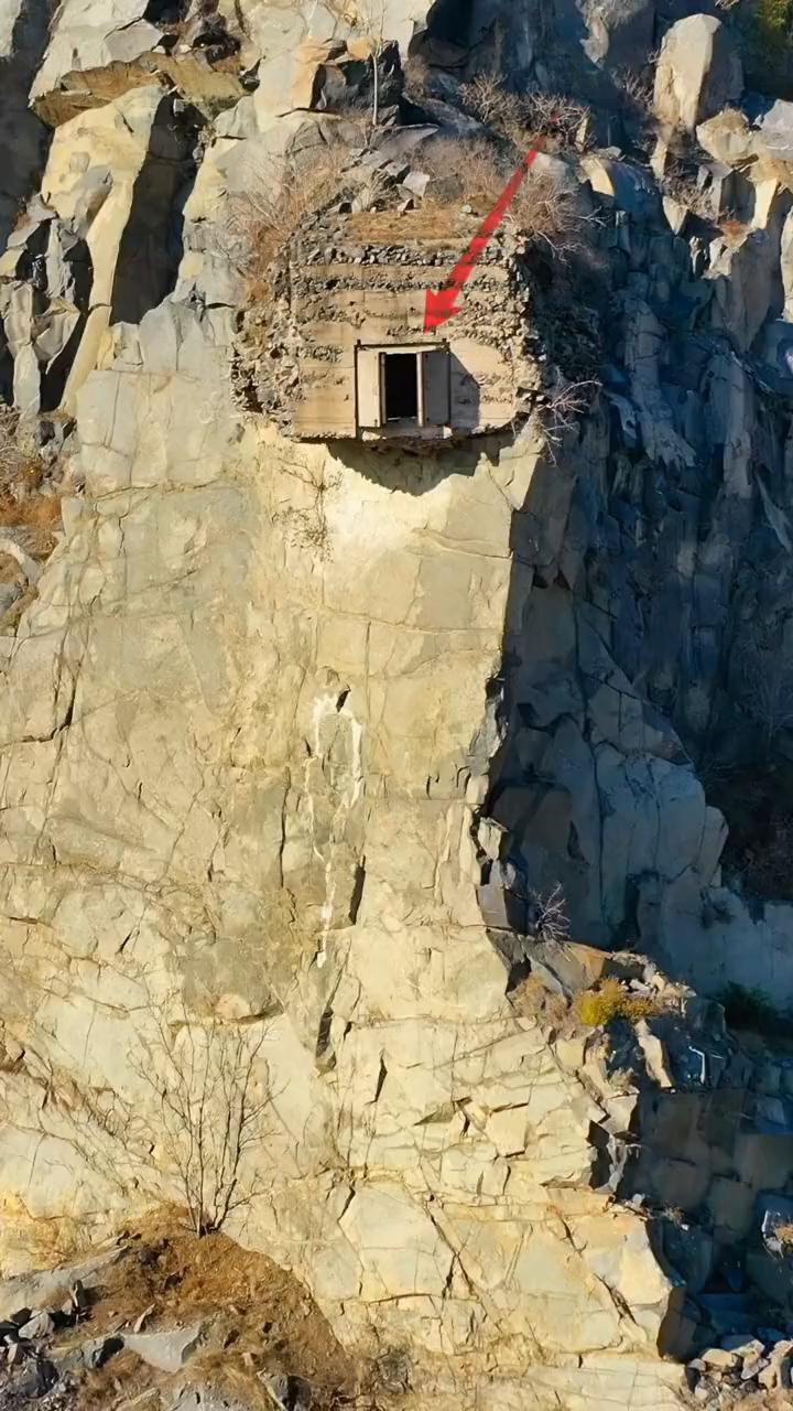 一座神秘石屋高悬半空之中，两山厚重，石门半开半掩，这就是隐藏在济南大山里的悬空门