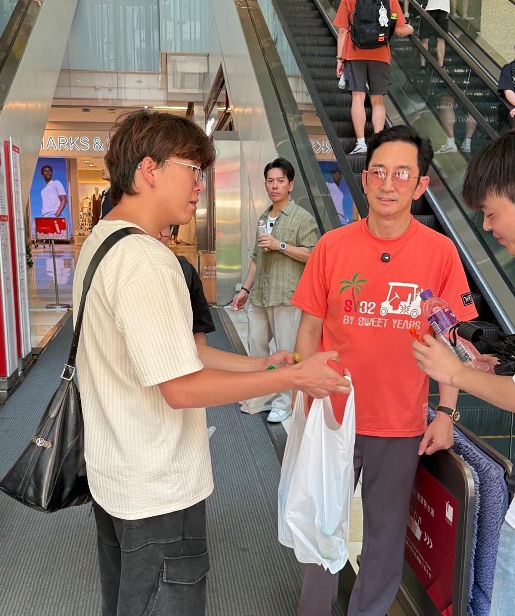 吴启华在香港逛商场，他的外表真的苍老了好多，脸部皮肉松弛了，身材也胖了，真是岁月