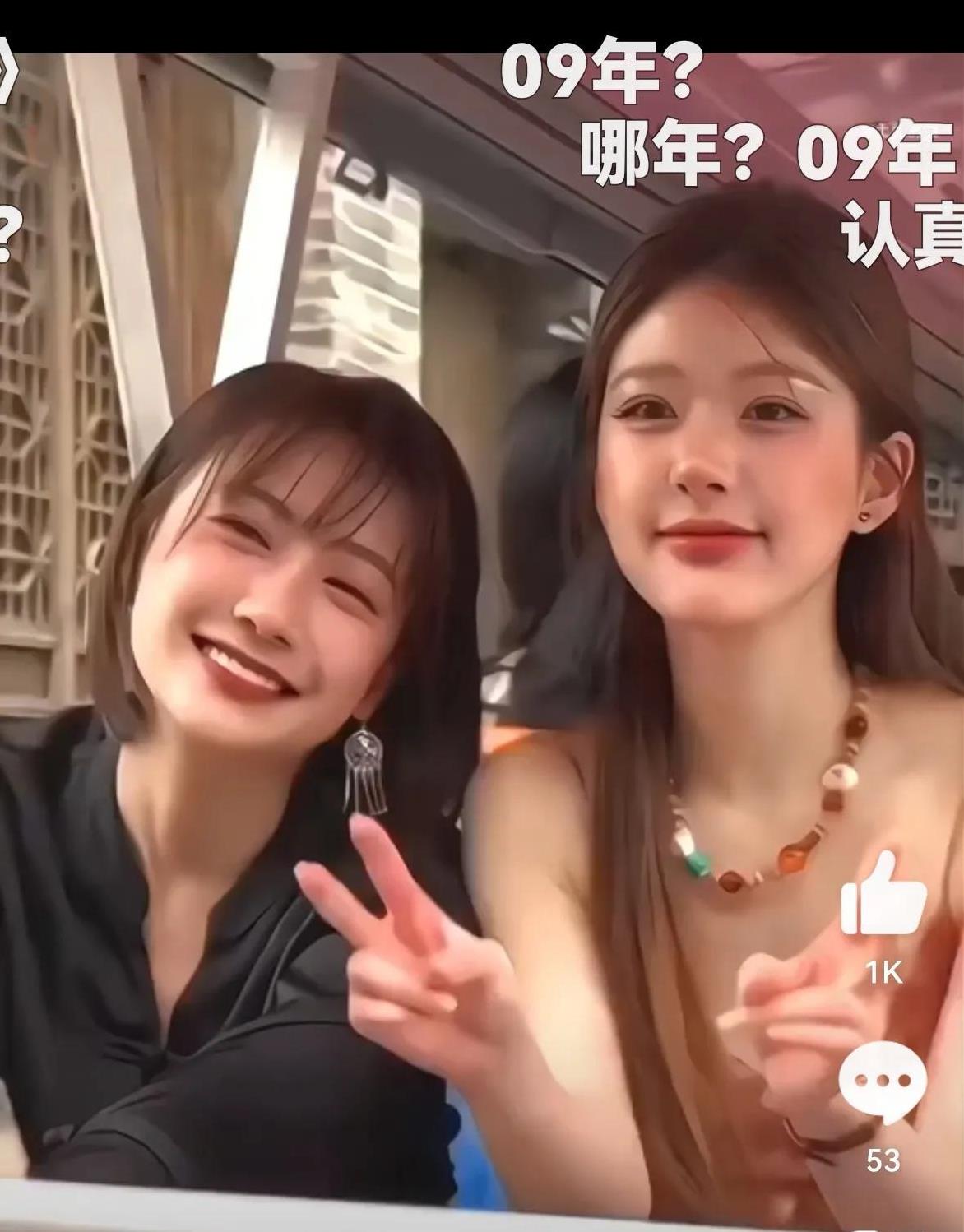 赵露思在直播时喊来了自己的真闺蜜魏笑，两人同框互动，那热乎劲儿就像家人在唠嗑一样