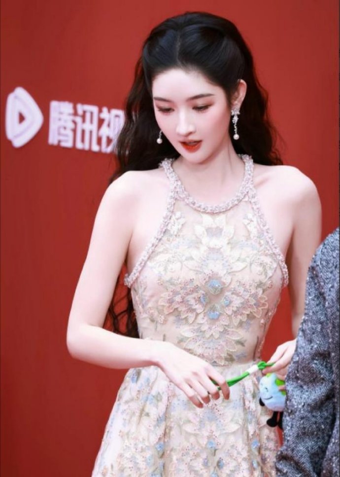 王玉雯金鹅奖杀疯！月光礼服配加绒裤，真实感赢麻了​​​