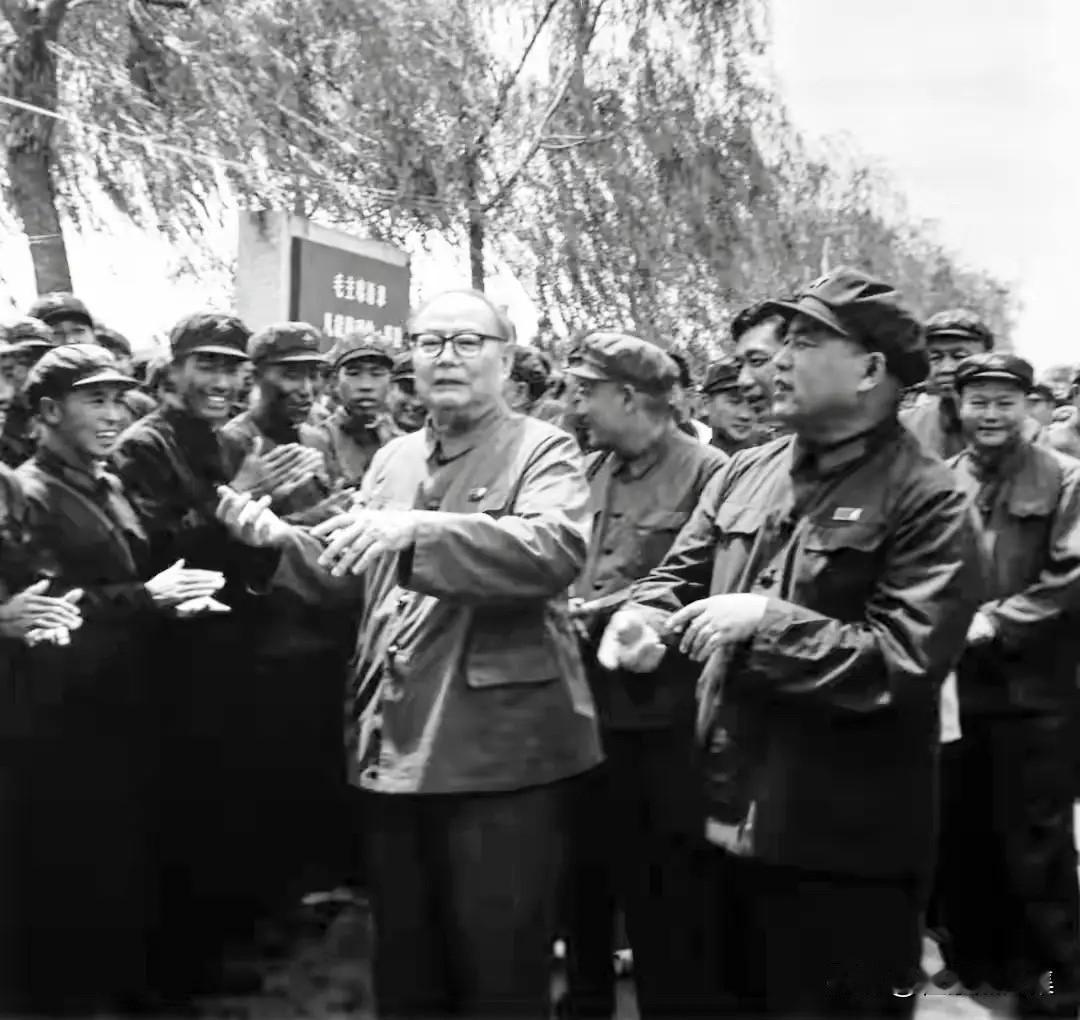 1973年，军委副主席叶剑英元帅（前右二）视察北京卫戍区部队，北京军区司令员李德