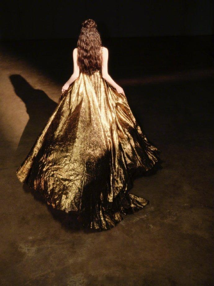 娜扎演绎尊界S800新春灯语新春灯语氛围感拉满，娜扎一袭礼服亮相红毯，冷白皮衬