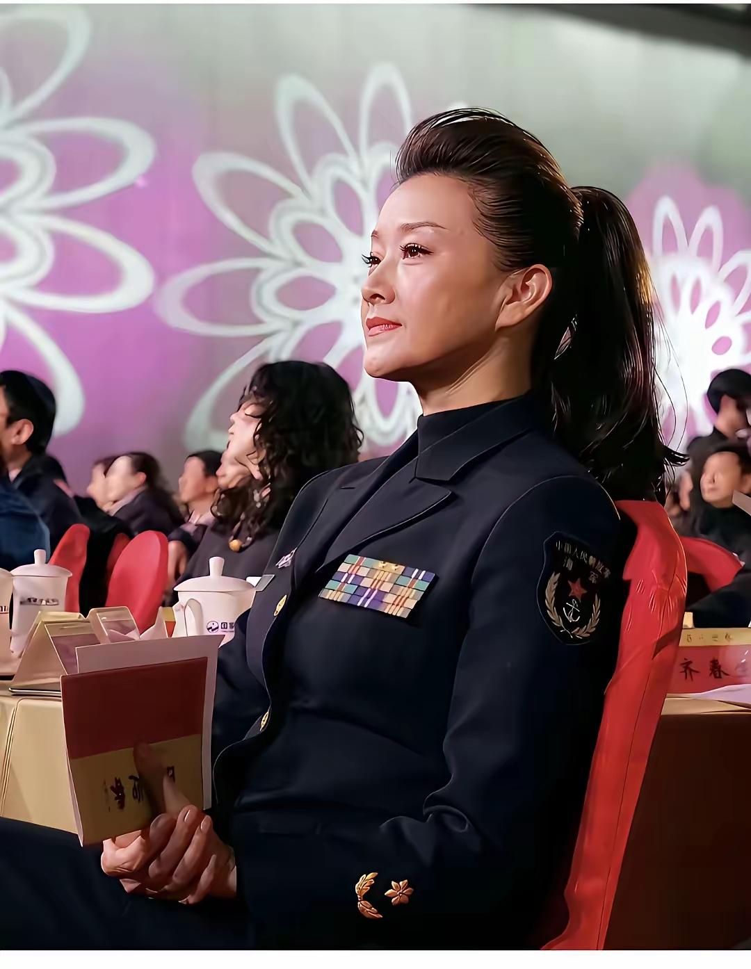 大家发现没有？以前经常听她唱歌、看她表演，特别是春节文艺晚会，基本上每年都会看到