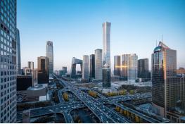 中美两国突然都悟到了：美国发现，只要甩开中国，它就能满世界薅羊毛，谁不服就收拾谁