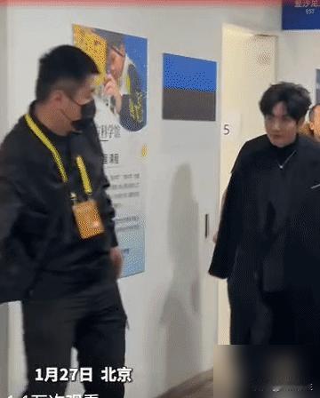 当44岁的陈楚生穿着蓝西装开始蹦迪，我就知道，内娱那帮假唱的“流量”们，好日子到