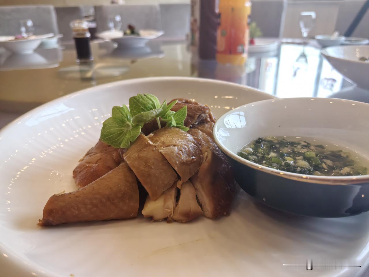 有金牌蒜香骨、蒜香鲍鱼，还有黑椒牛柳骨等的一桌菜，就问你们那里现在要多少钱吧？