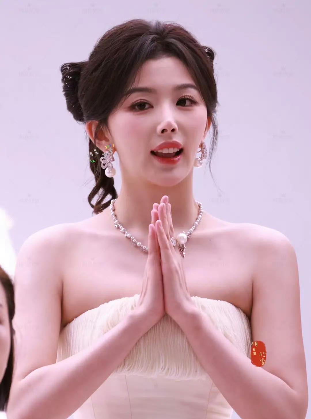 孔雪儿这个鼻子都快呼吸不了了吧[笑着哭]她以前的鼻子就长这样吗？我看青你的时候特别