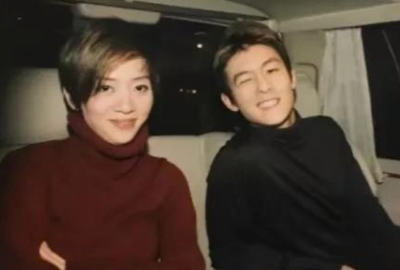 2002年，何炅采访陈冠希时，对方全程“轻蔑”的笑，采访结束，何炅忍无可忍:“陈