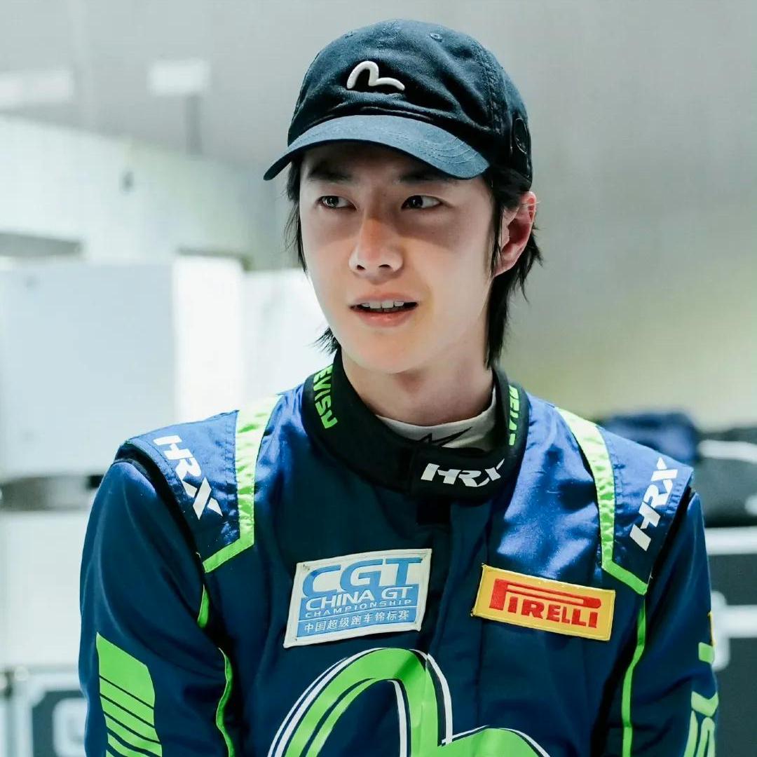 王一博往上海F1赛道上一站，2026年门票直接秒光，年轻人刷短视频就冲进场，以前