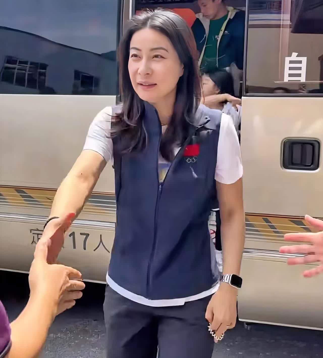 我表姐前阵子在体育场馆碰到郭晶晶，回来跟我讲了好几遍，说她跟镜头里完全不