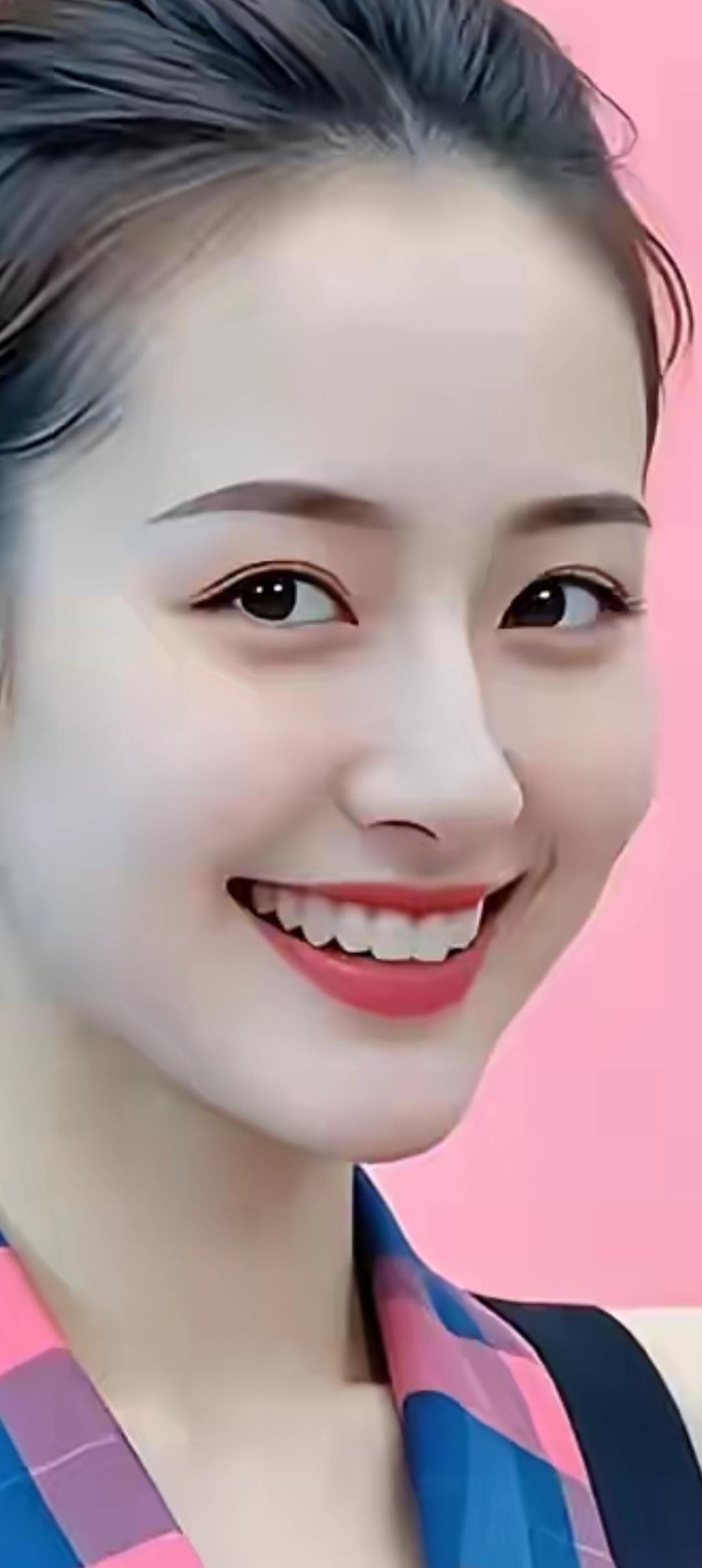 甜美笑容，粉色背景，清新自然！