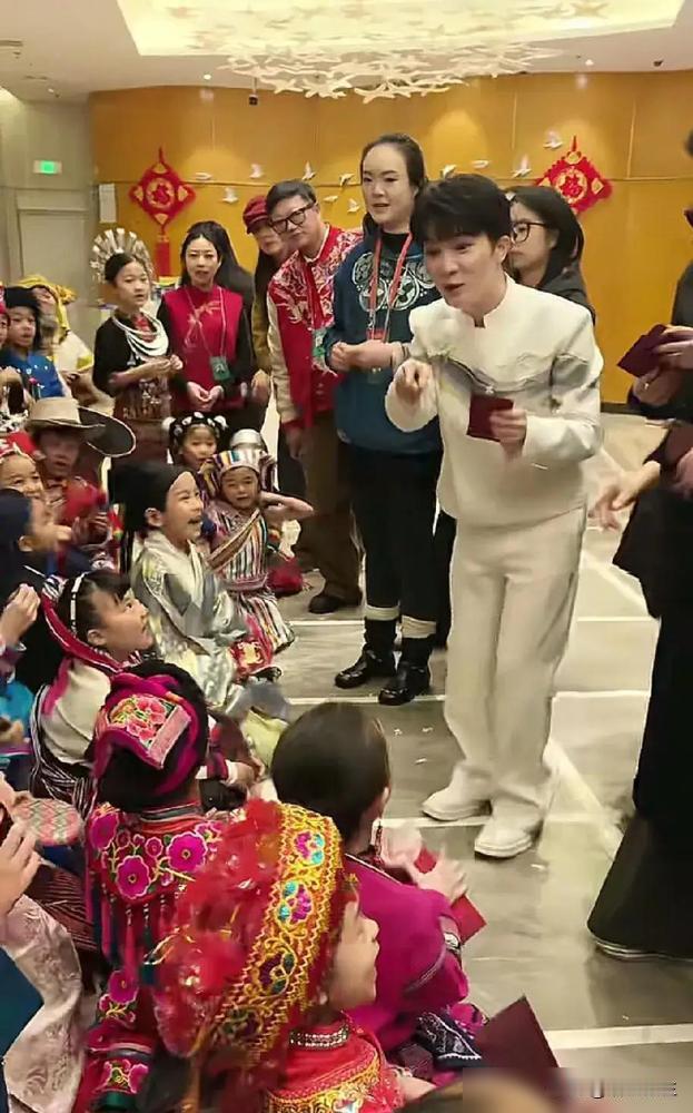 别再吹周深暖男了，我告诉你这事的里子是啥。春晚演完，收视率干到40%，他换完